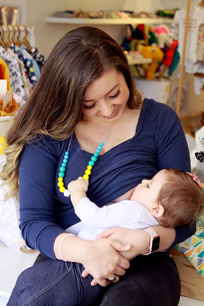 Montessori Baby - El Collar de Lactancia 🤱 es un accesorio para la  estimulación de la lactancia materna y el apego. Mientras el niño mama se  entretiene mirando los colores y tocando